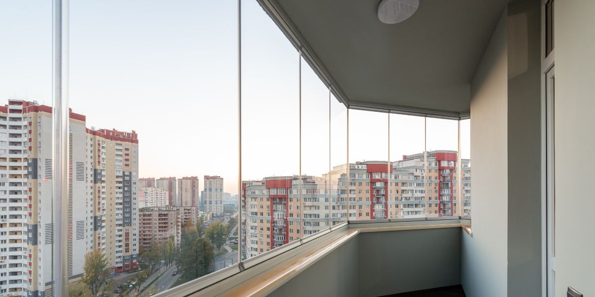 Baie vitrée pour fermer un balcon : aménagez un espace confortable et lumineux