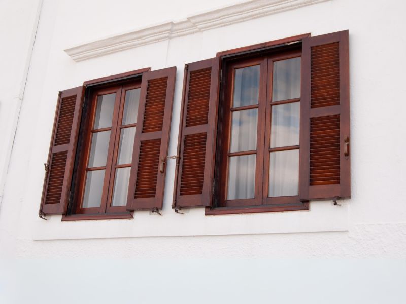 L'artisanat dans la fabrication de la fenêtre en bois ancien