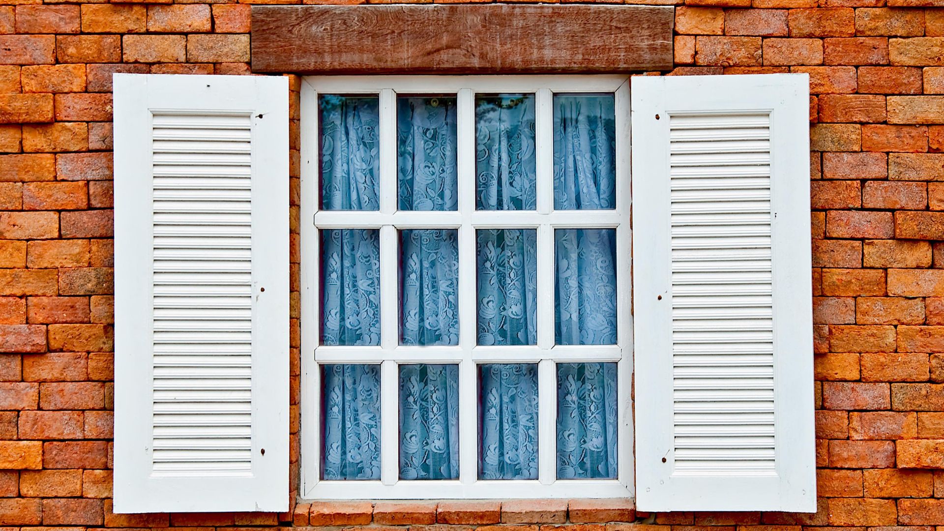 La fenêtre à petit bois : alliez tradition et modernité pour sublimer votre habitat