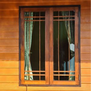 la rénovation et l’entretien d’une fenêtre en bois